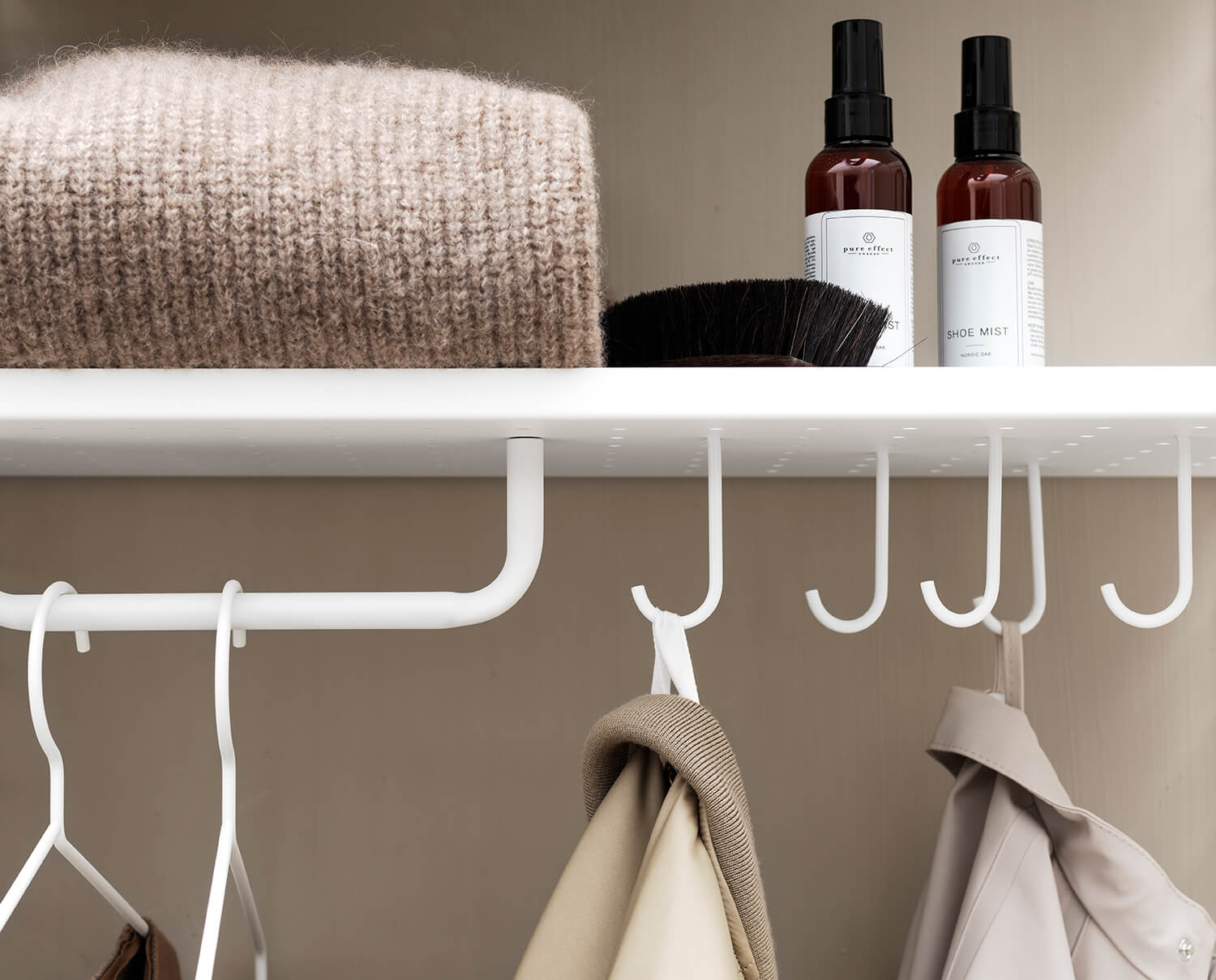 Klädhängare byggd av String krokar 