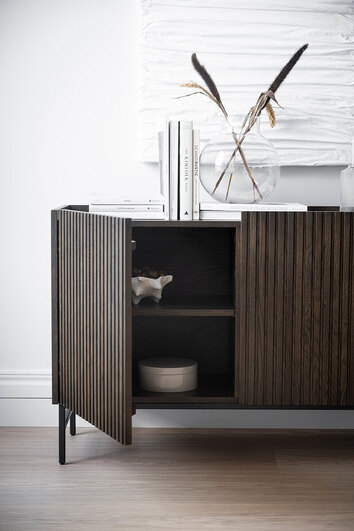 Halifax Sideboard med en öppen skåpsdörr