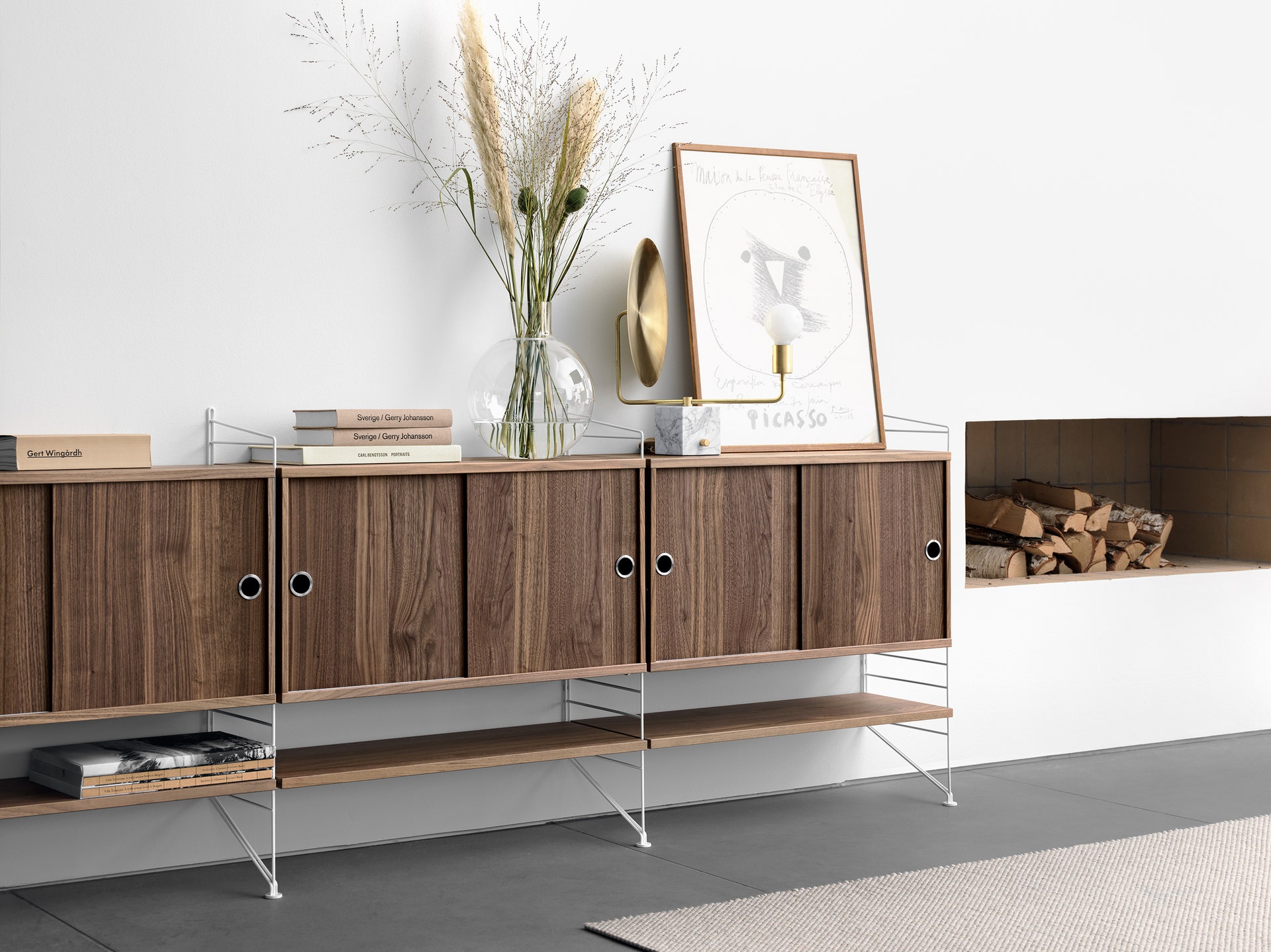 String_3_171005_0147-1.jpg Stringhylla sideboard med skjutdörrar - Designa efter egna önskemål. Denna modell valnöt/vit