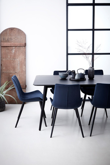 hype-chair-midnight-blue-velvet-with-black-metal-legs-100690660-mood-lifestyle-01