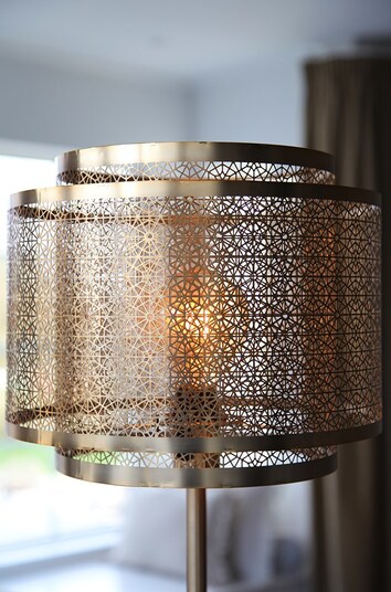 Hermine Golvlampa Mässing med diffust ljus