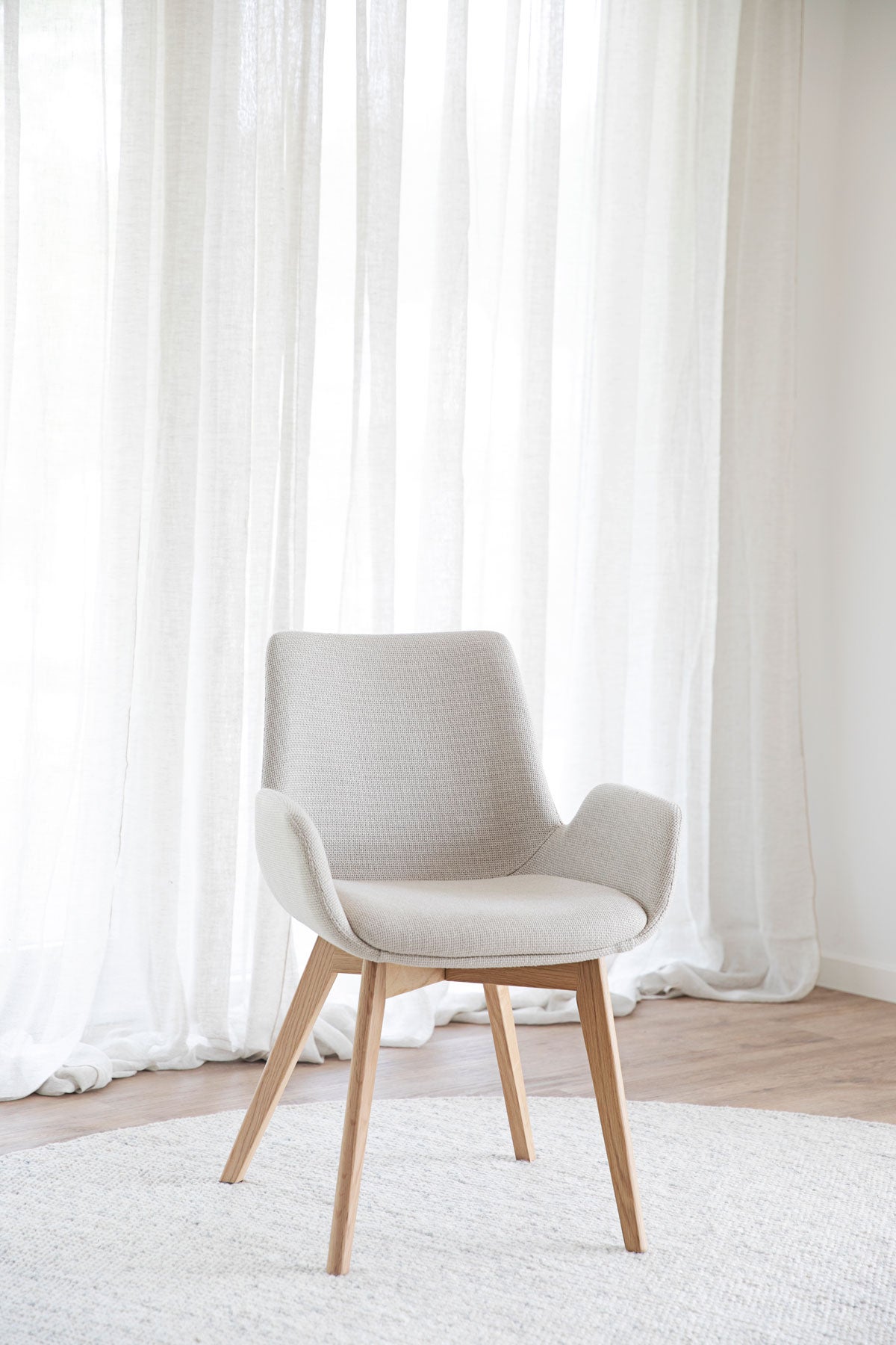 Drimsdale-Karmstol-Beige-Ek-Miljo