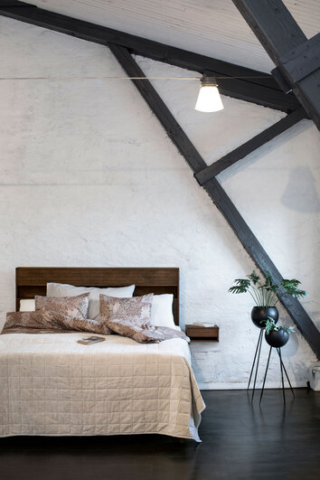 Trace Sänggavel på bäddad säng i sovrum