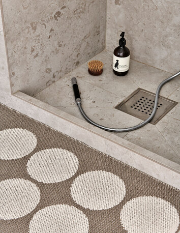 Hugo Gångmatta i färgen Walnut / Linen framför dusch