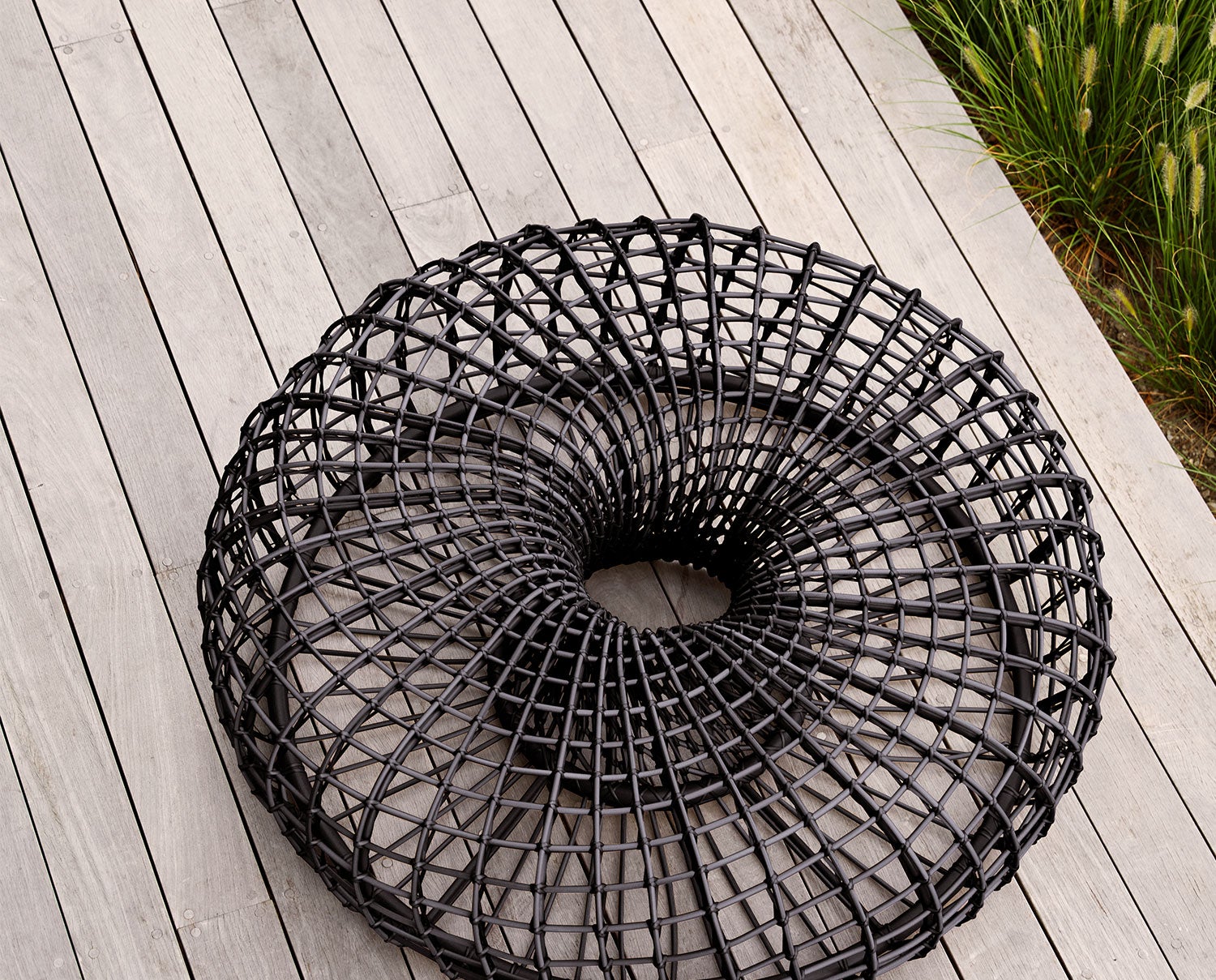 Nest Soffbord i färgen Lava Grey på trädäck