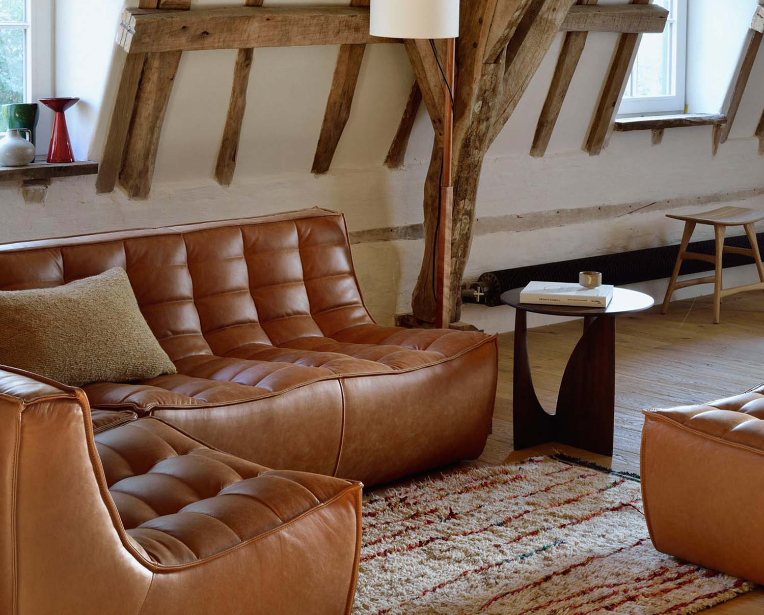 Geometric Sidobord bredvid N701 Soffa i Old Saddle Leather