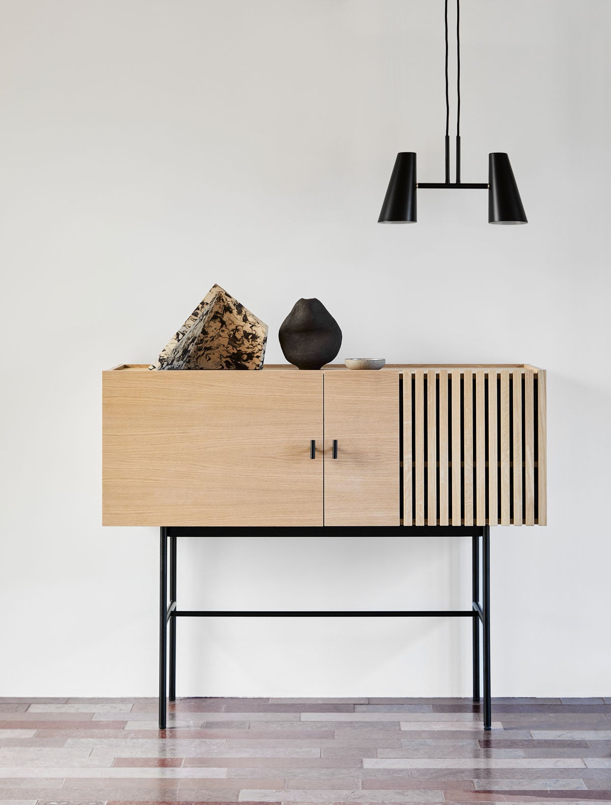 Array Sideboard Vitpigmenterad Ek med dekorativa detaljer, under hängande taklampa