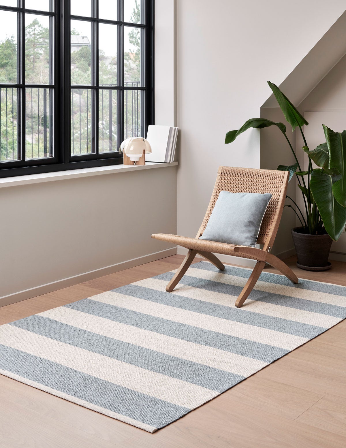 Bob Matta i färgen Blue Fog / Vanilla med rottingfåtölj