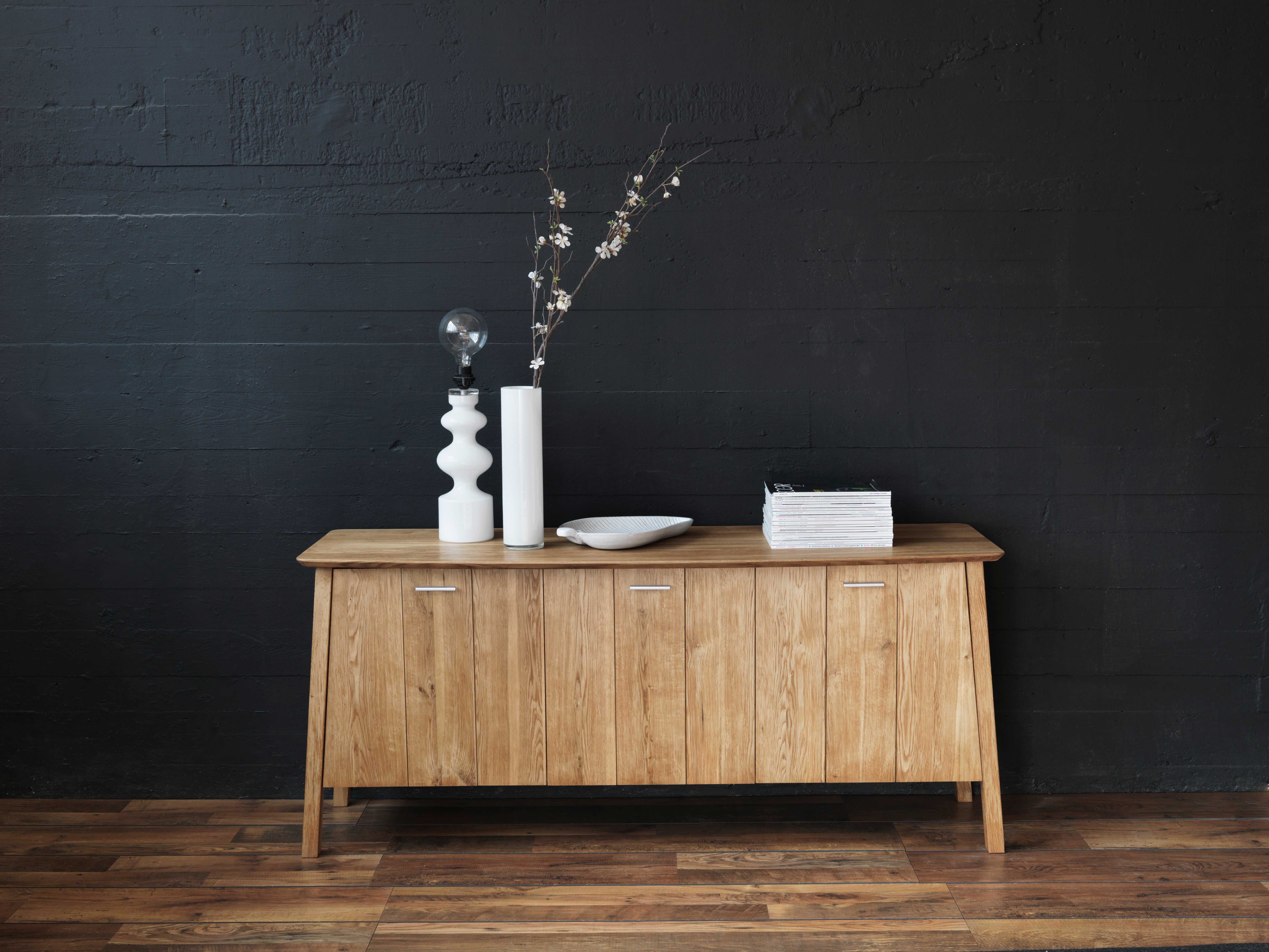 Verona Sideboard i oljad ek från Hans K med dekorativa detaljer