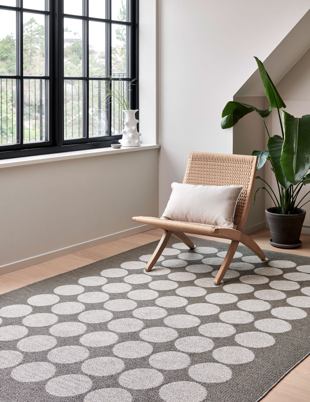 Hugo Matta i färgen Walnut / Linen med rottingfåtölj