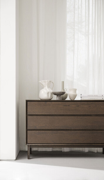 Mackay Byrå med vaser och skålar på 