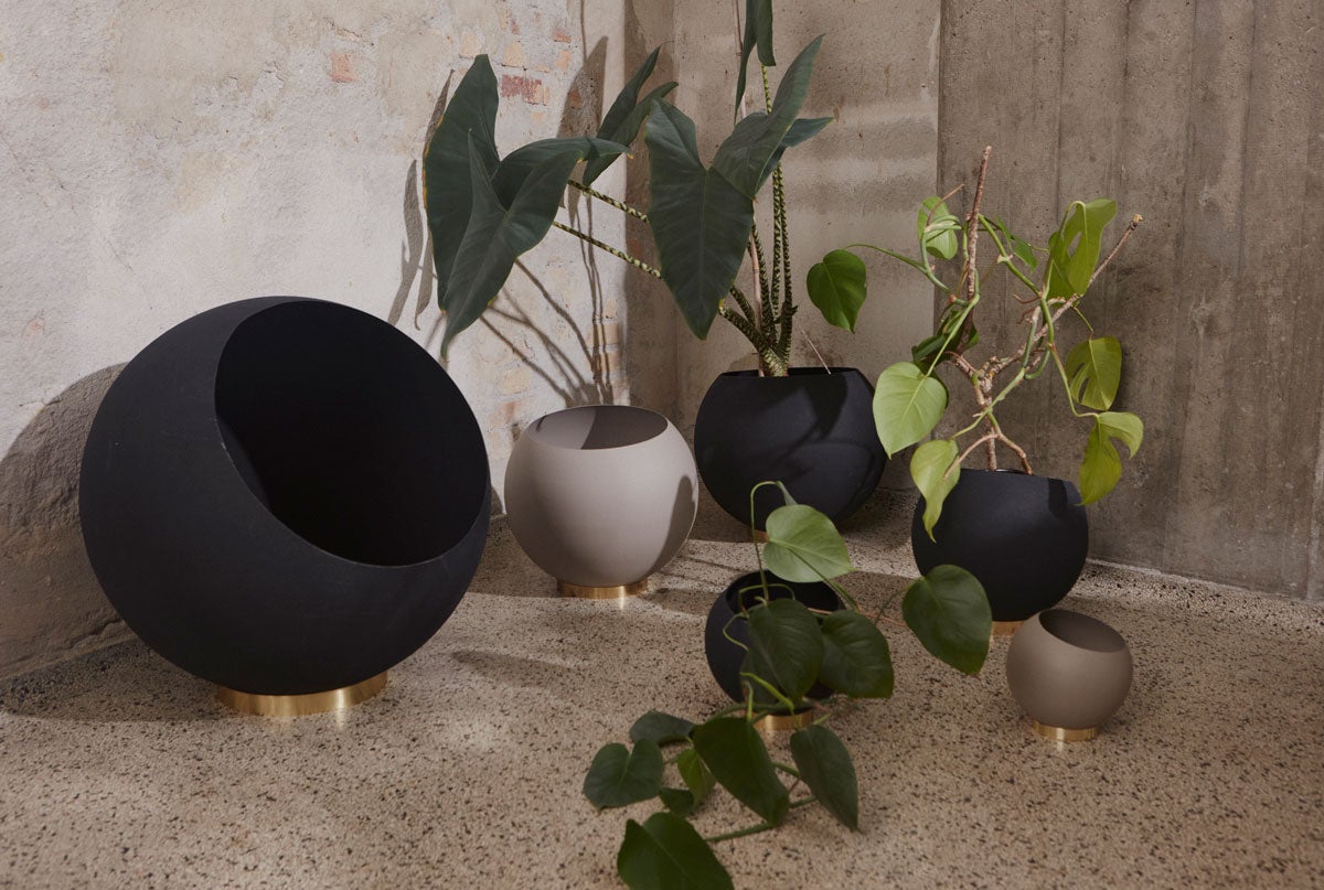 Globe Kruka från AYTM i svart och taupe med mässingsfot.