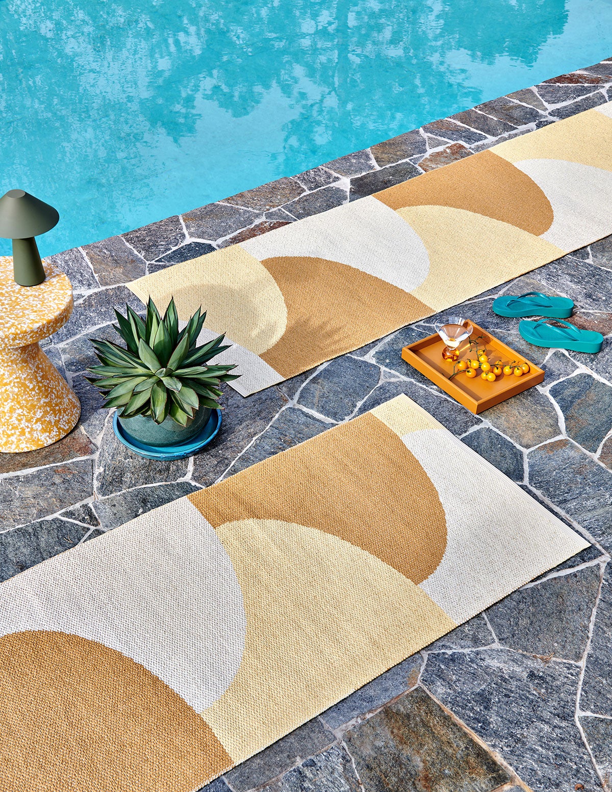 Två stycken Hill Gångmatta i färgen Ochre/Pale Yellow bredvid pool