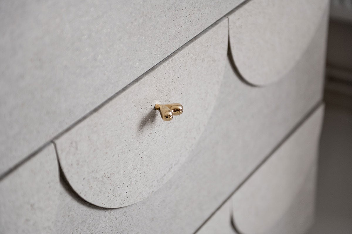 Hjerta Knopp i mässing på byrå av filt