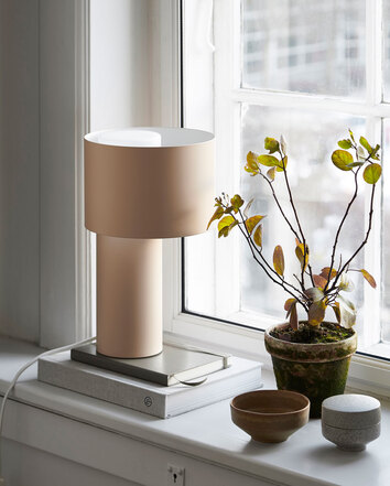 Tangent Bordslampa Desert Sand i fönsterkarm