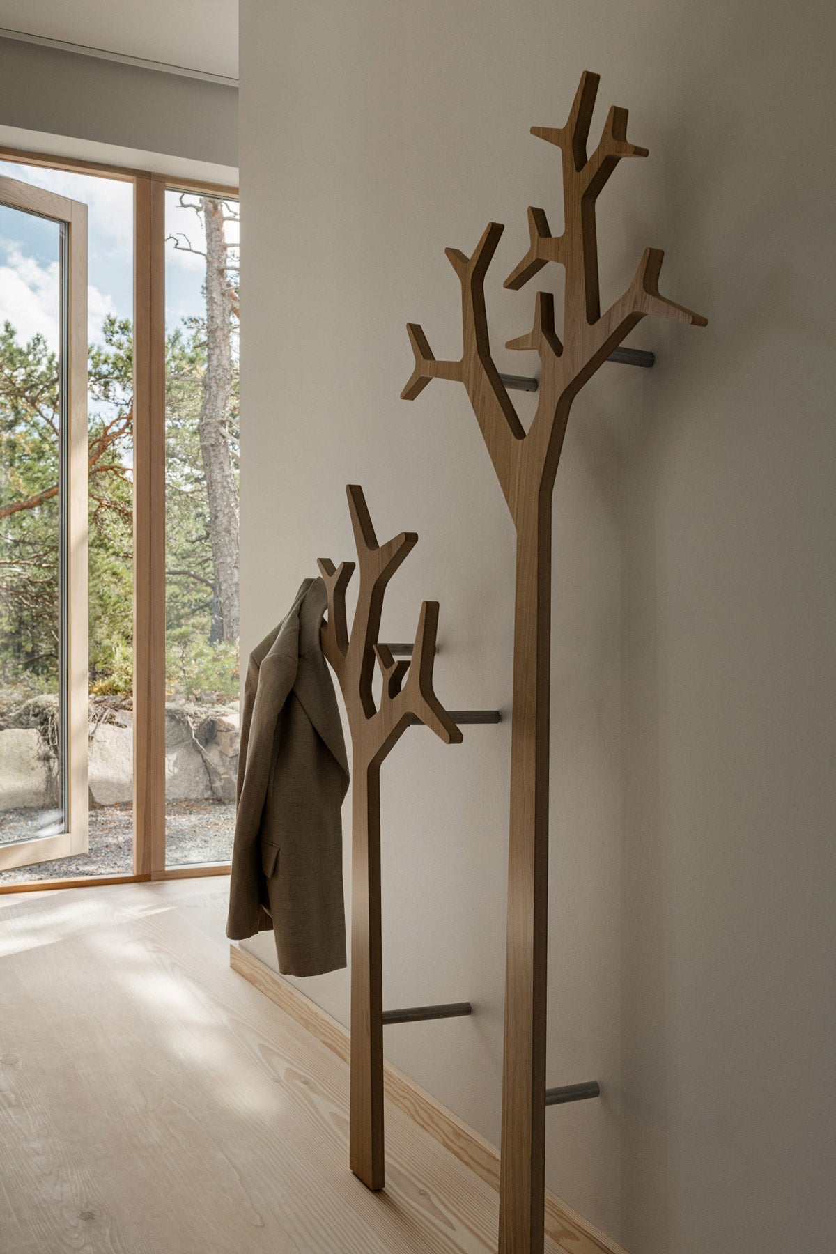 Tree Rockhängare i ek på beige vägg