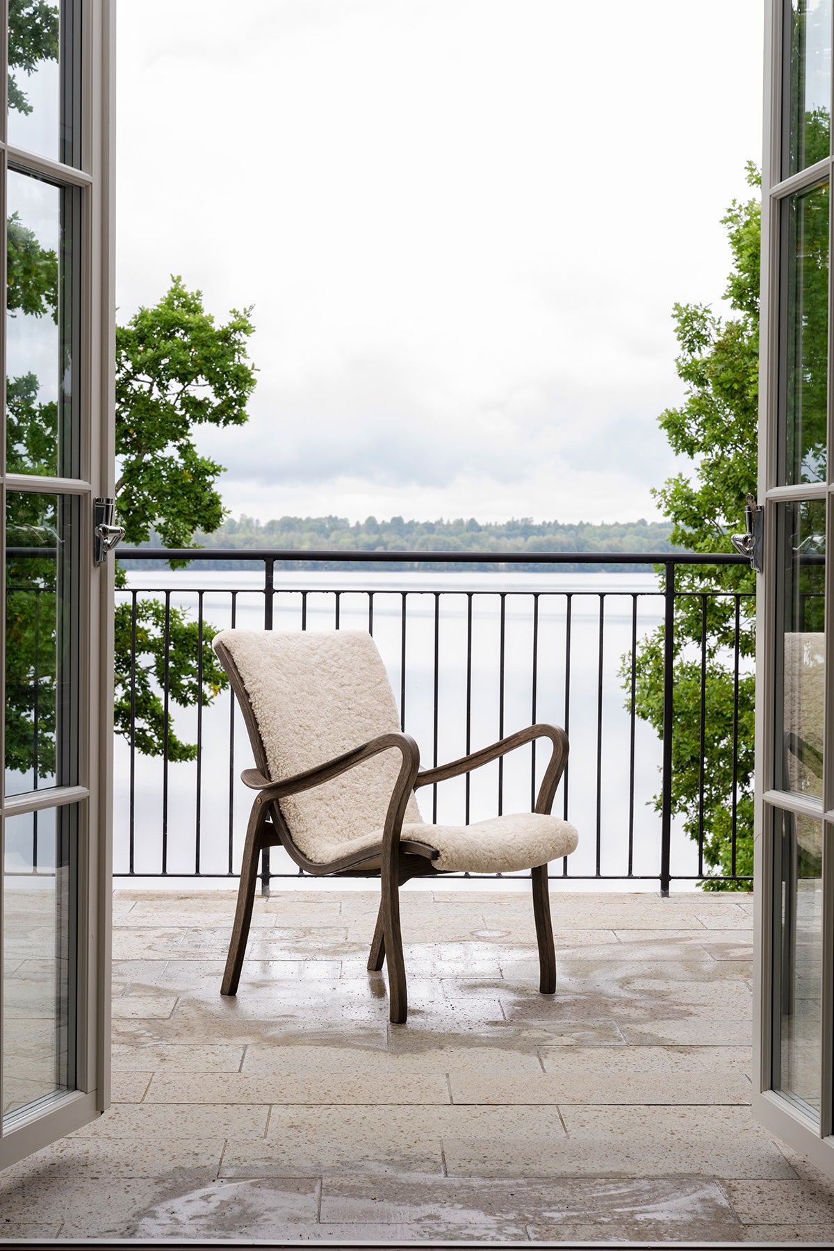 Pigan fåtölj i Moonlight fårskinn 