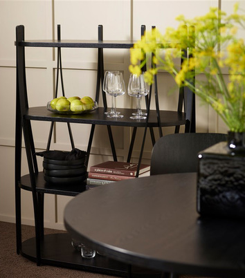 Alva Hylla Modell 983 med vinglas, tallrikar, böcker och fruktskål