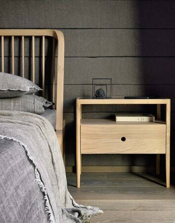 Spindle Sängbord i ek bredvid bäddad säng i sovrum