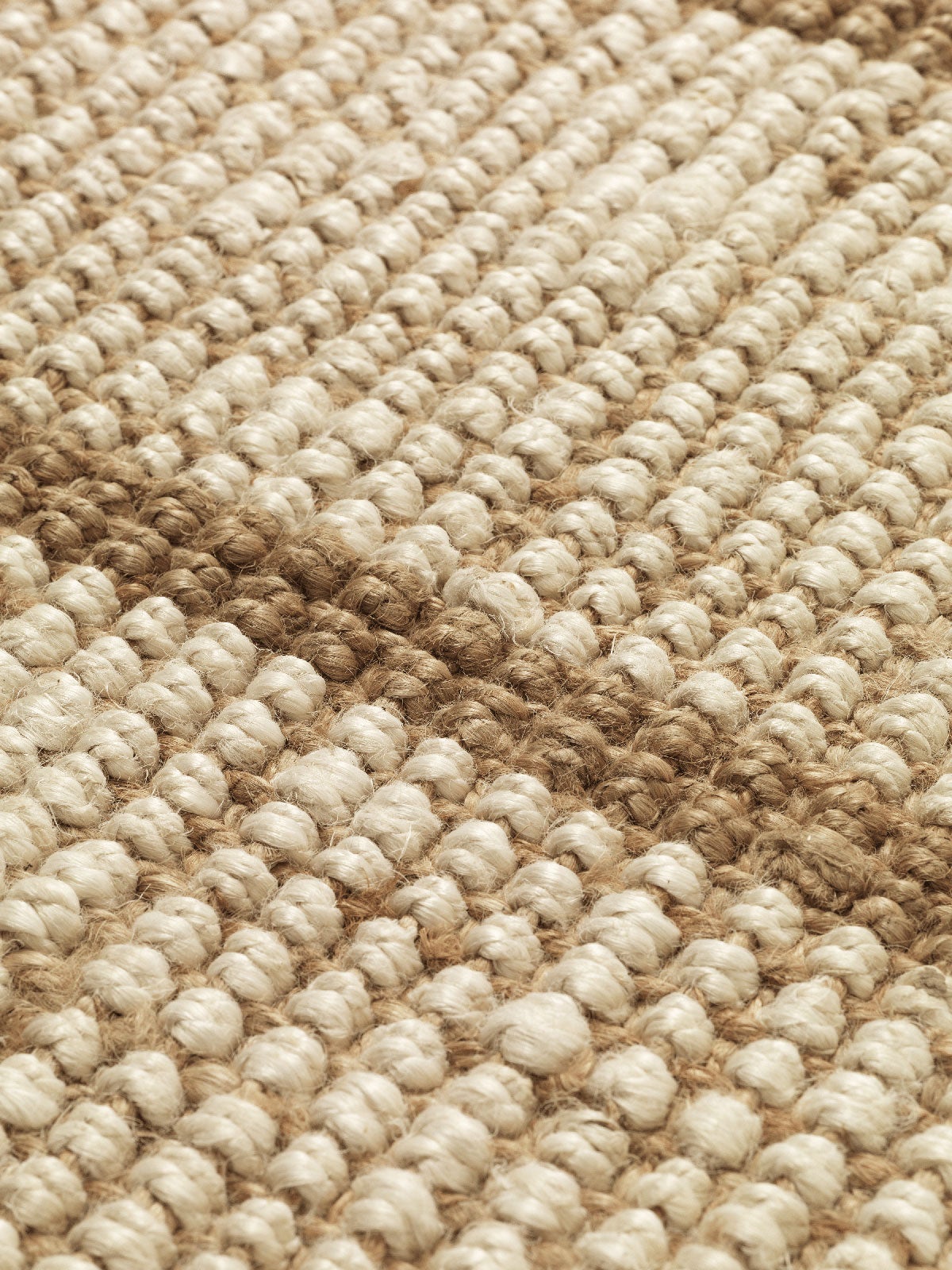 Struktur på Athens stripes matta i färgen natural/off white