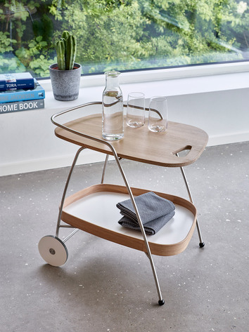 AK 700 Serveringsvagn med karaff, vattenglas och handdukar