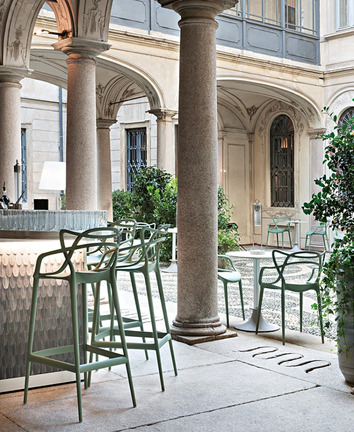 Masters Barstol Salvia vid bardisk i miljö med antik arkitektur 