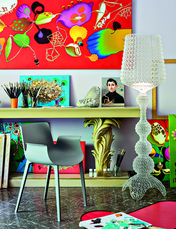 Piuma Stol Grå och Kabuki Golvlampa i ett färgglatt inrett rum