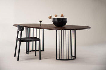 Hamneskär Matbord med Malmön Stol i studiomiljö