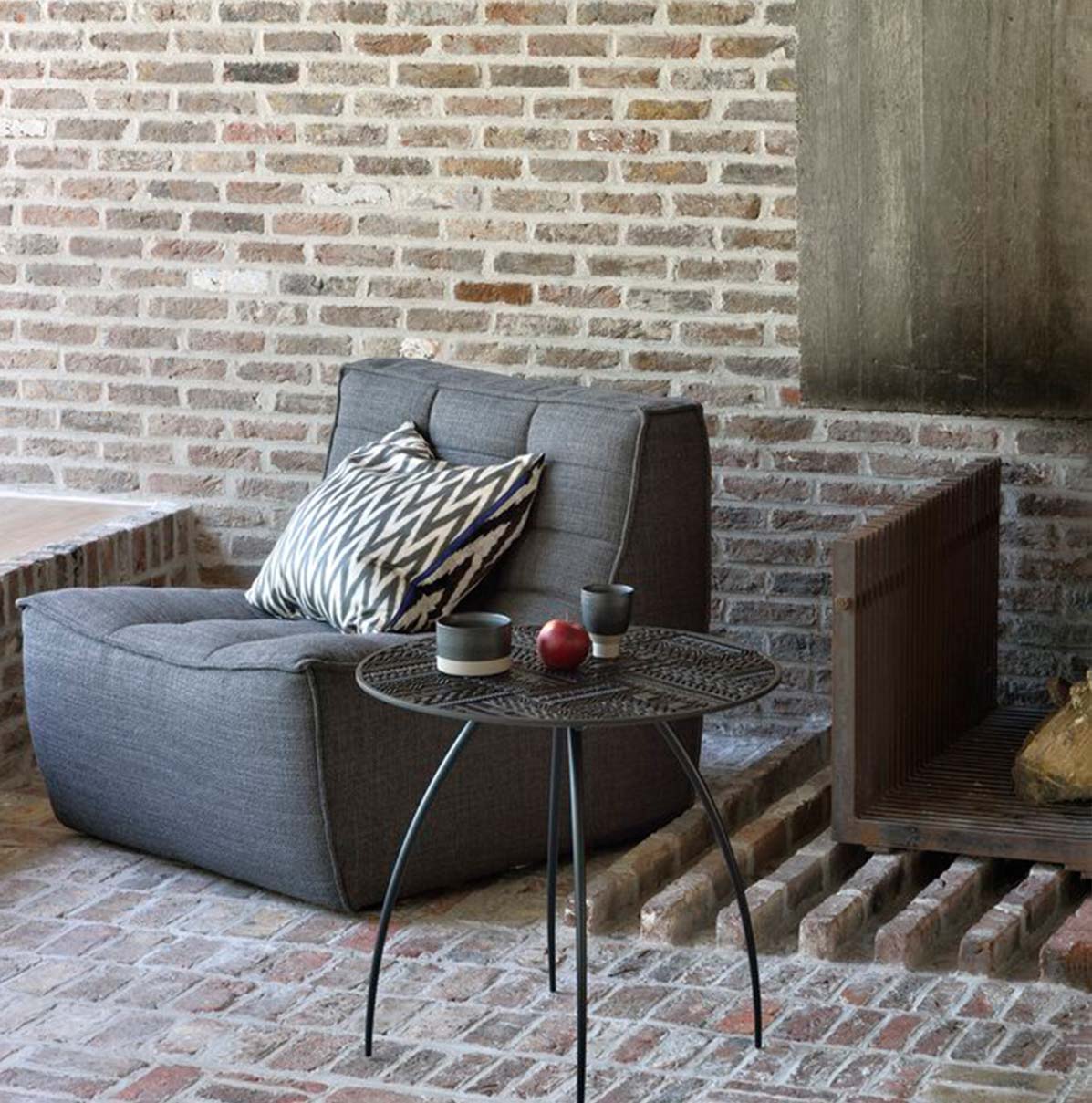 N701 fåtölj i färgen grå