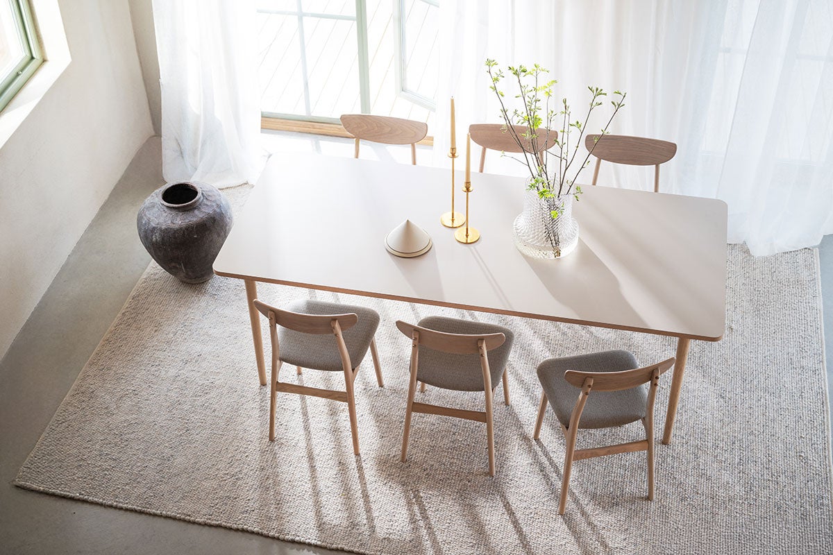 Fairmount Matbord 220x95 i beige HPL och vitpigmenterad ek med sex matstolar i solig matsal