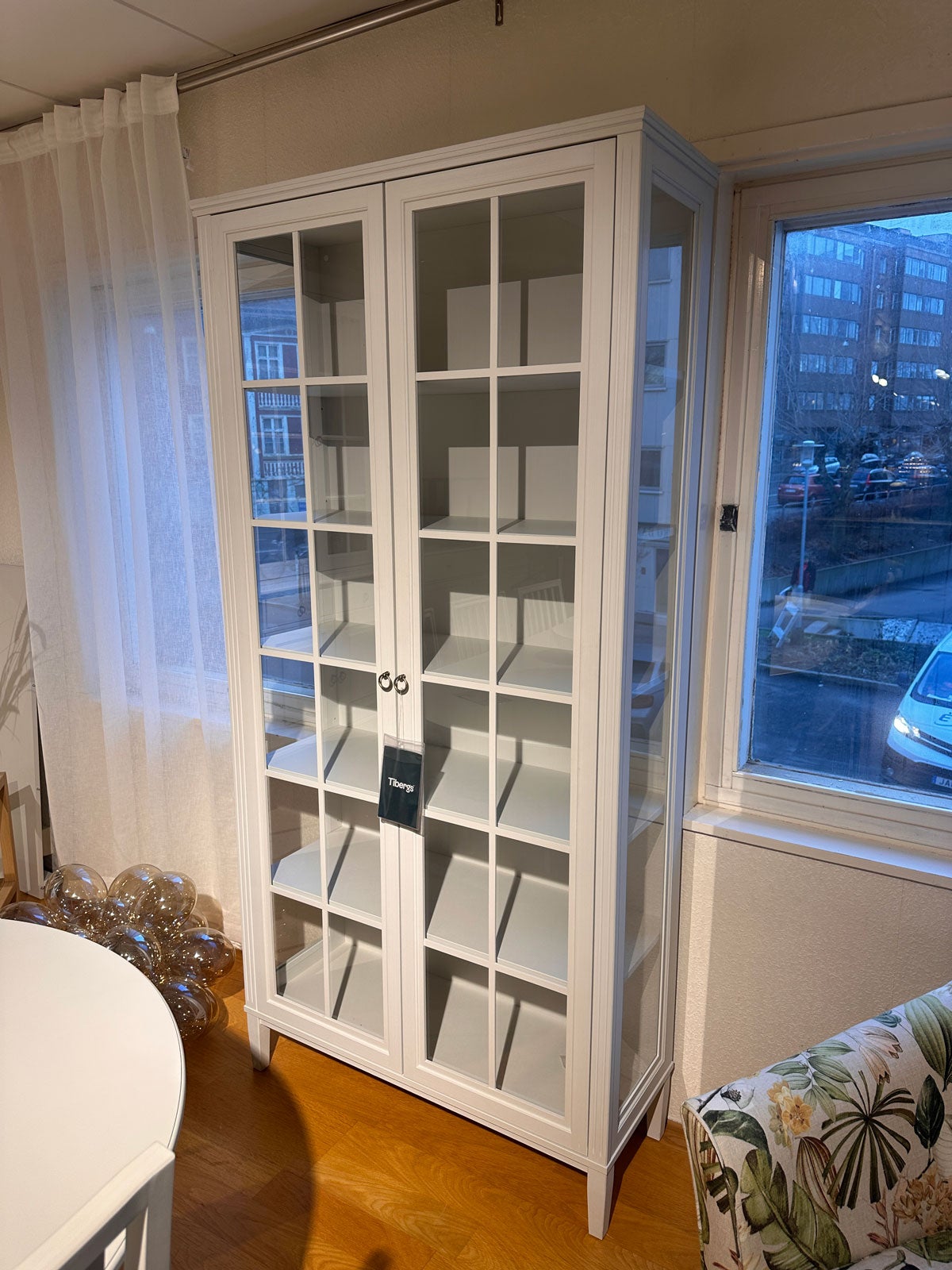 Stockholm-20-vitrinskap-vit-englesson-utstallningsex