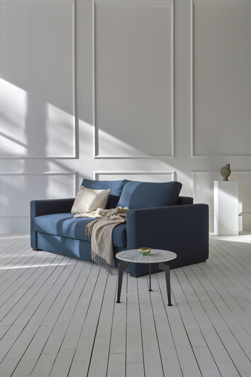 Miljöbild på Cosial. 160 centimeter. Tyg 580 Argus Navy Blue.