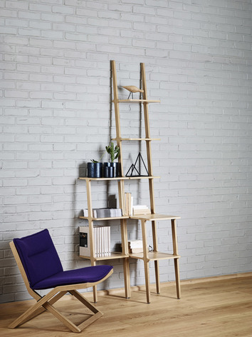 Libri hylla 5 hyllplan i ask ståendes mot en vitmålad tegelvägg.