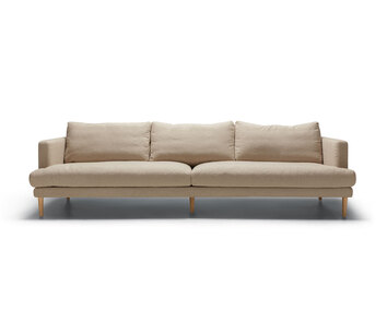 Bild på Britt (Fyrsits). Soffan är klädd i tyget Heather 2, Light Beige. 