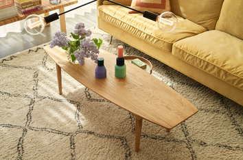 Casual Soffbord framför Julia Soffa 3-sits XL klädd i tyget Malibu Velvet 10 Yellow