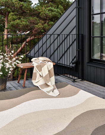 Urvi Matta i färgen Mud utomhus på terrass