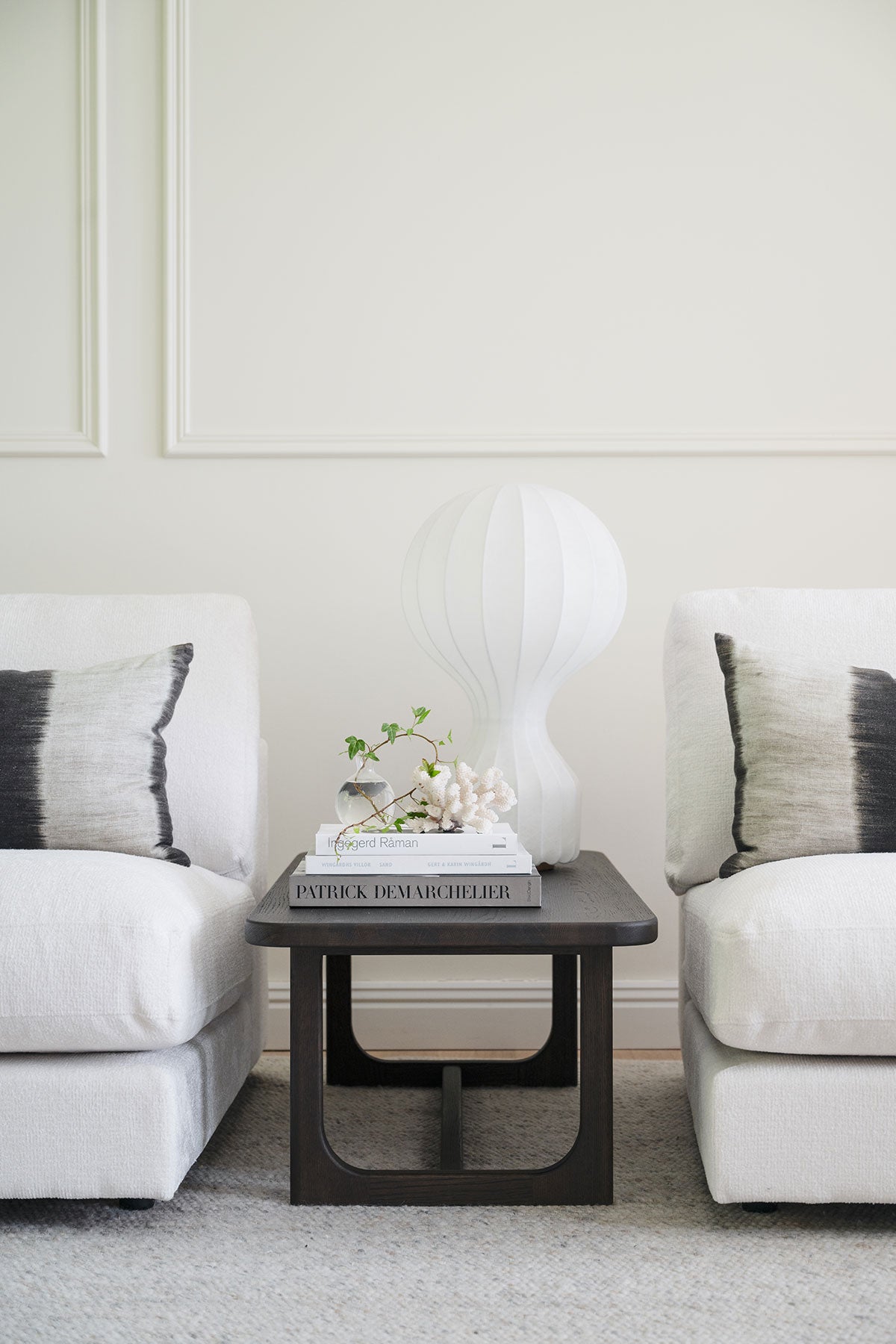 Driscoll Soffbord 103x50 i brun ek mellan två fåtöljer i vardagsrum