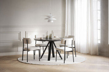 Carradale Matbord i svart ek på rund matta med beige stolar