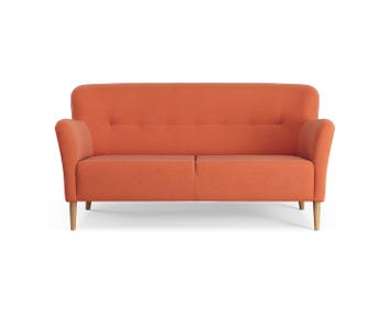 Soffan Nova i tvåsitsig modell. Soffan är klädd i tyget Linara 20, med ben i oljad ek.