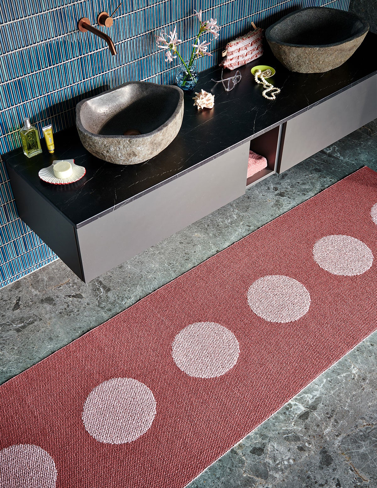 Vera Pop Gångmatta i färgen Blush/Pearl Pink i badrum