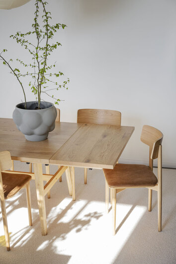 Wolcott Stol Ek vid ett matbord i trä