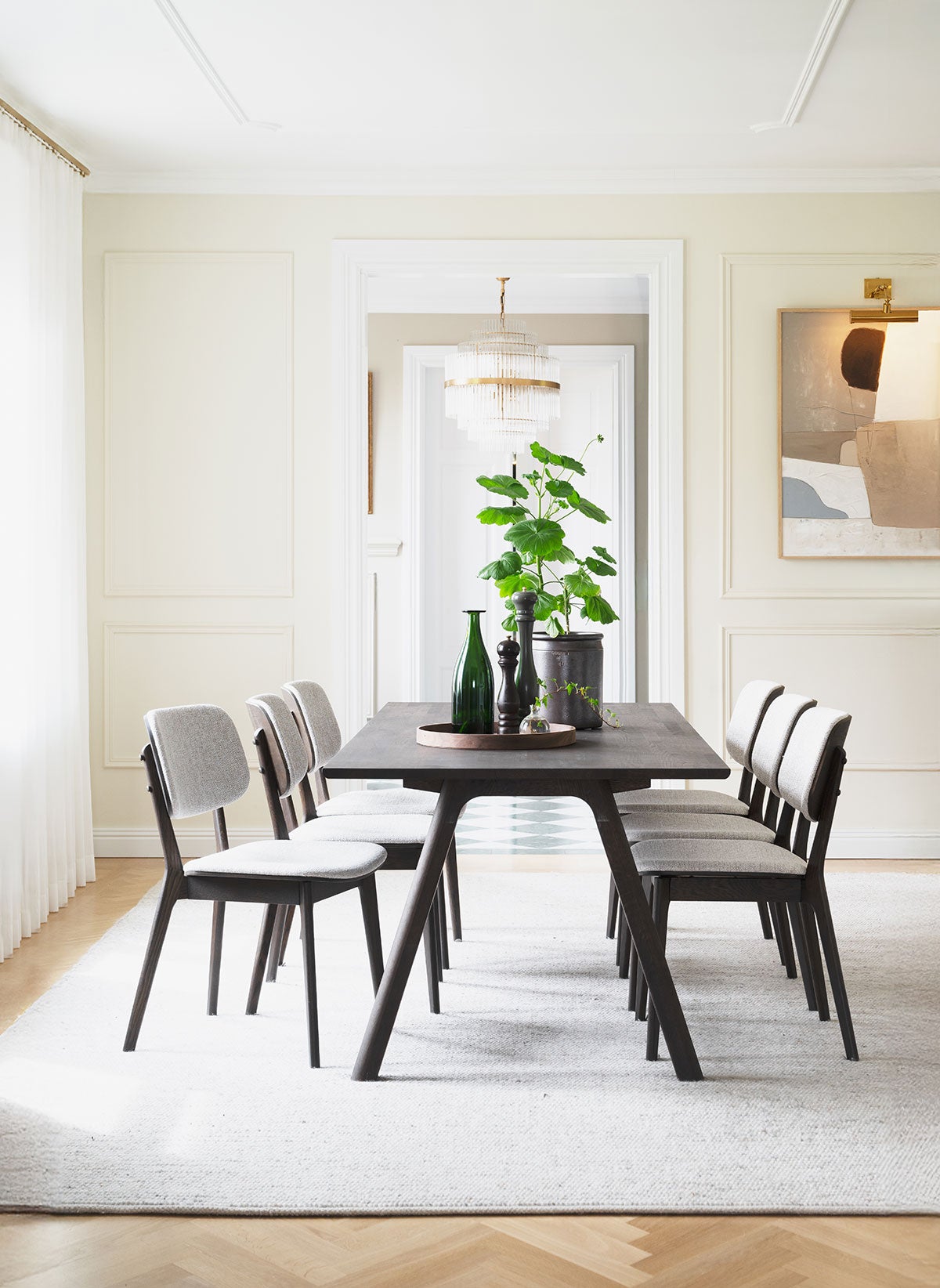 Clapperton Matbord i brun ek med Barrett Stol i matsal