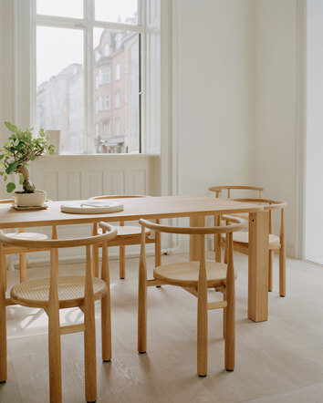 Atlas Matbord med Bukowski Stol vid fönster med ljusinsläpp