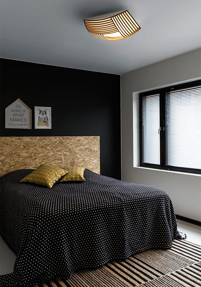 Kuulto 9100 Plafond Svart i mörkt sovrum med dubbelsäng