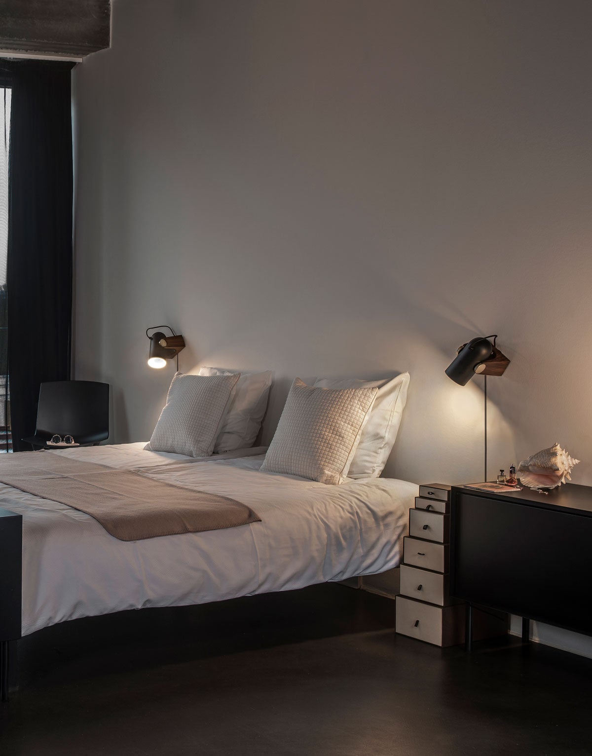 CARRONADE-Wall-black_5