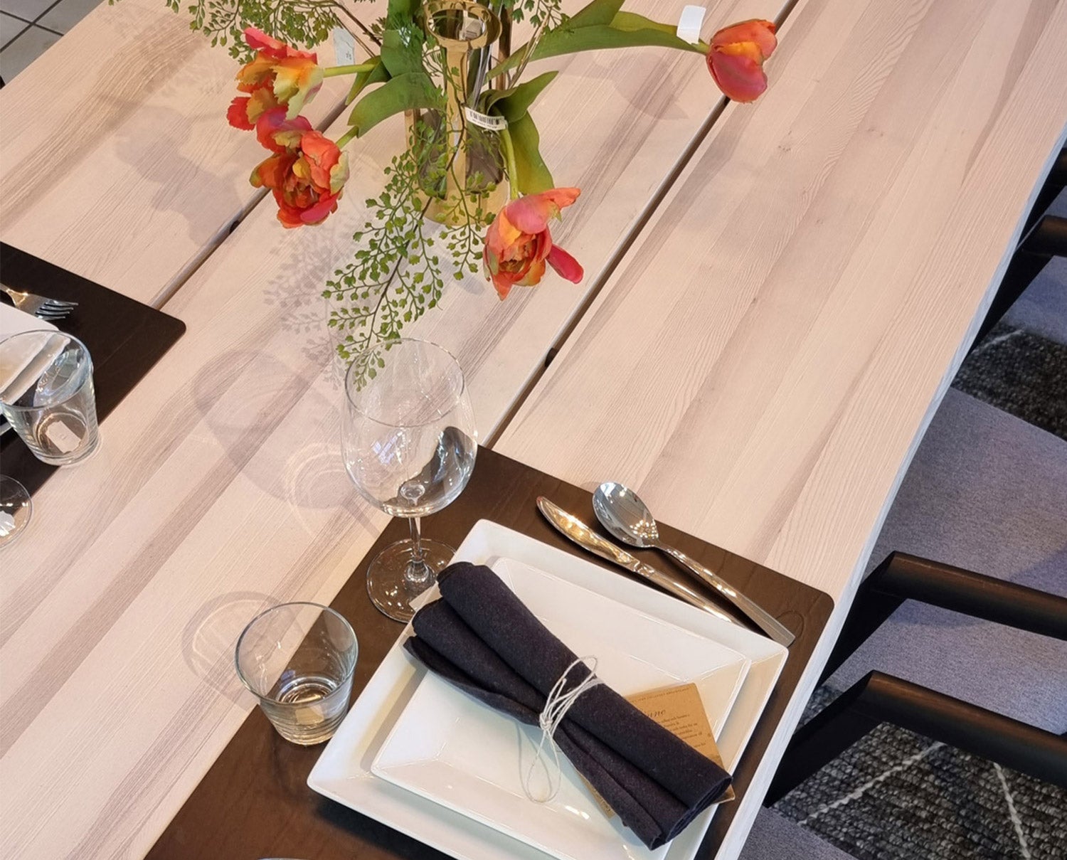 Forest Matbord uppdukat med blombukett i vas