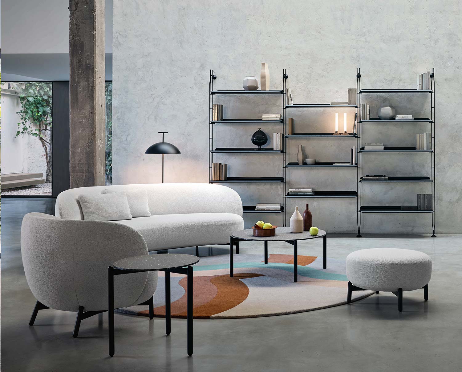 Lunam Soffa, Fåtölj och Pall i industriell inredning med färgglad matta