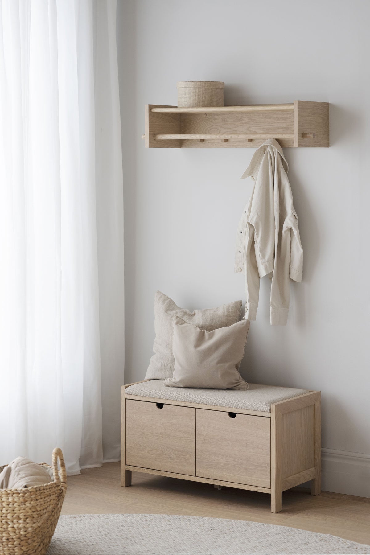 Hillmond Hallbänk och Hatthylla i vitpigmenterad ek i ljus, fräsch hall