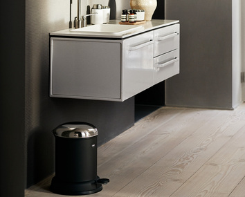 Vipp 13 Pedalhink Svart i badrum med vit kommod