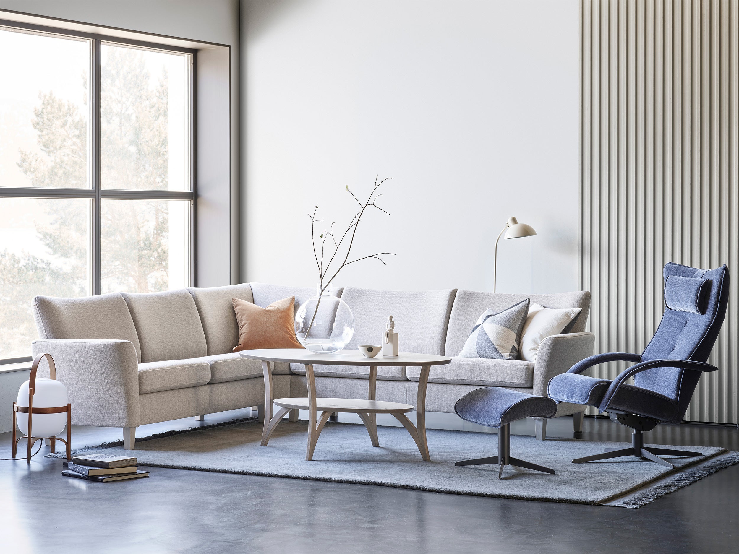 2,5s + 3s DUO. Armstöd Oda. Tyg Mode Silver. Gråoljade ben. Fåtölj Delta Motion